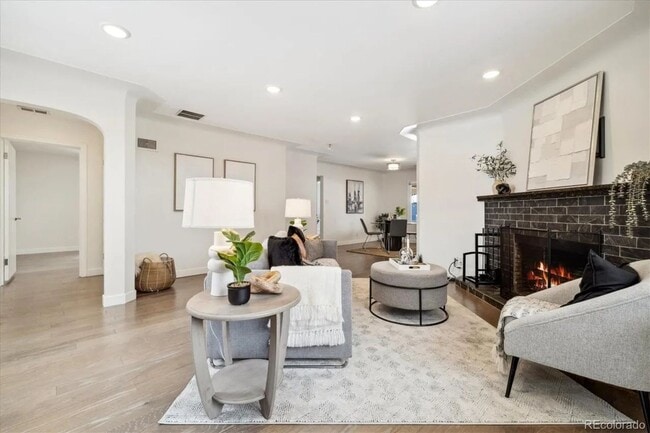 Photo - 3233 Ivanhoe St