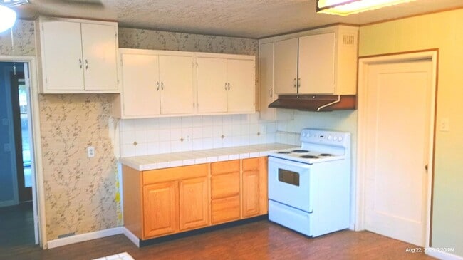 Photo - Beautiful Country Setting Close to Everything!