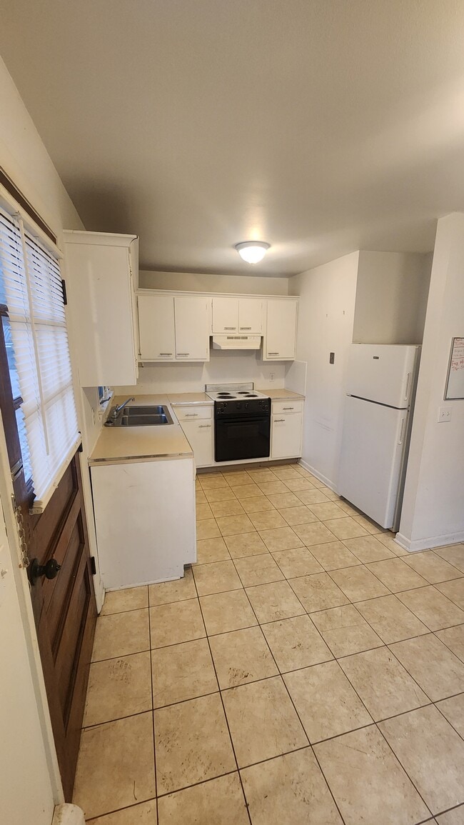 Building Photo - 1 Birchwood Dr Unit 6