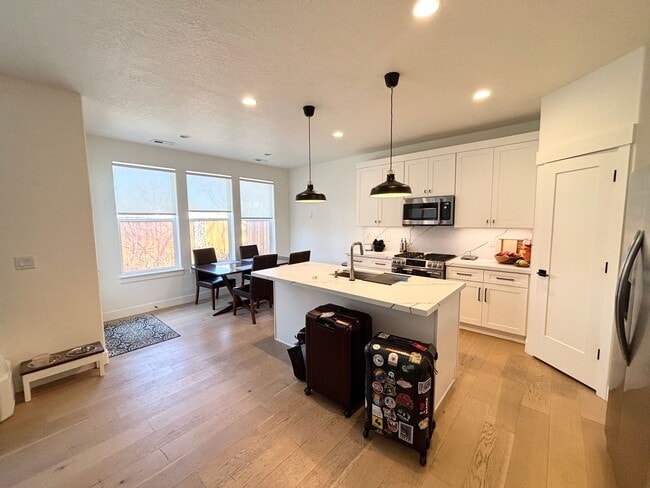 Building Photo - 4 bedroom/2.5 bathroom Townhome in Salt Lake City