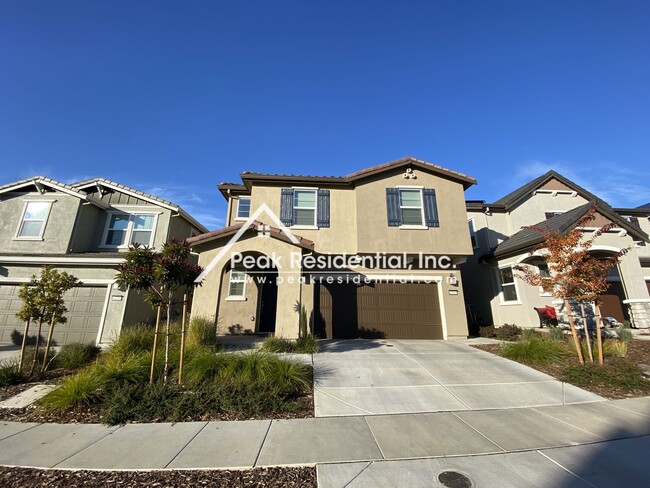 Newer 4bd/2.5ba Folsom Home with 2 Car Garage - Newer 4bd/2.5ba Folsom Home with 2 Car Garage