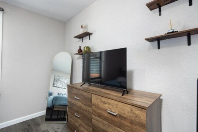 Photo - Holly Park Square Apartments Unidad 206