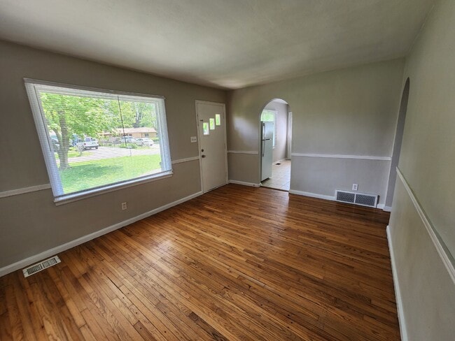 Photo - Charming 3 Bedroom Home in Indianapolis with Spacious Layout and Convenient Location!