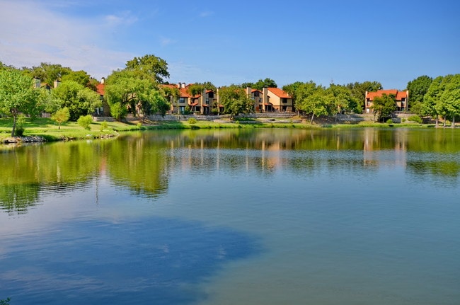 vista al lago - Lakehill Townhomes