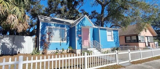 Photo - 821 Newton Ave S