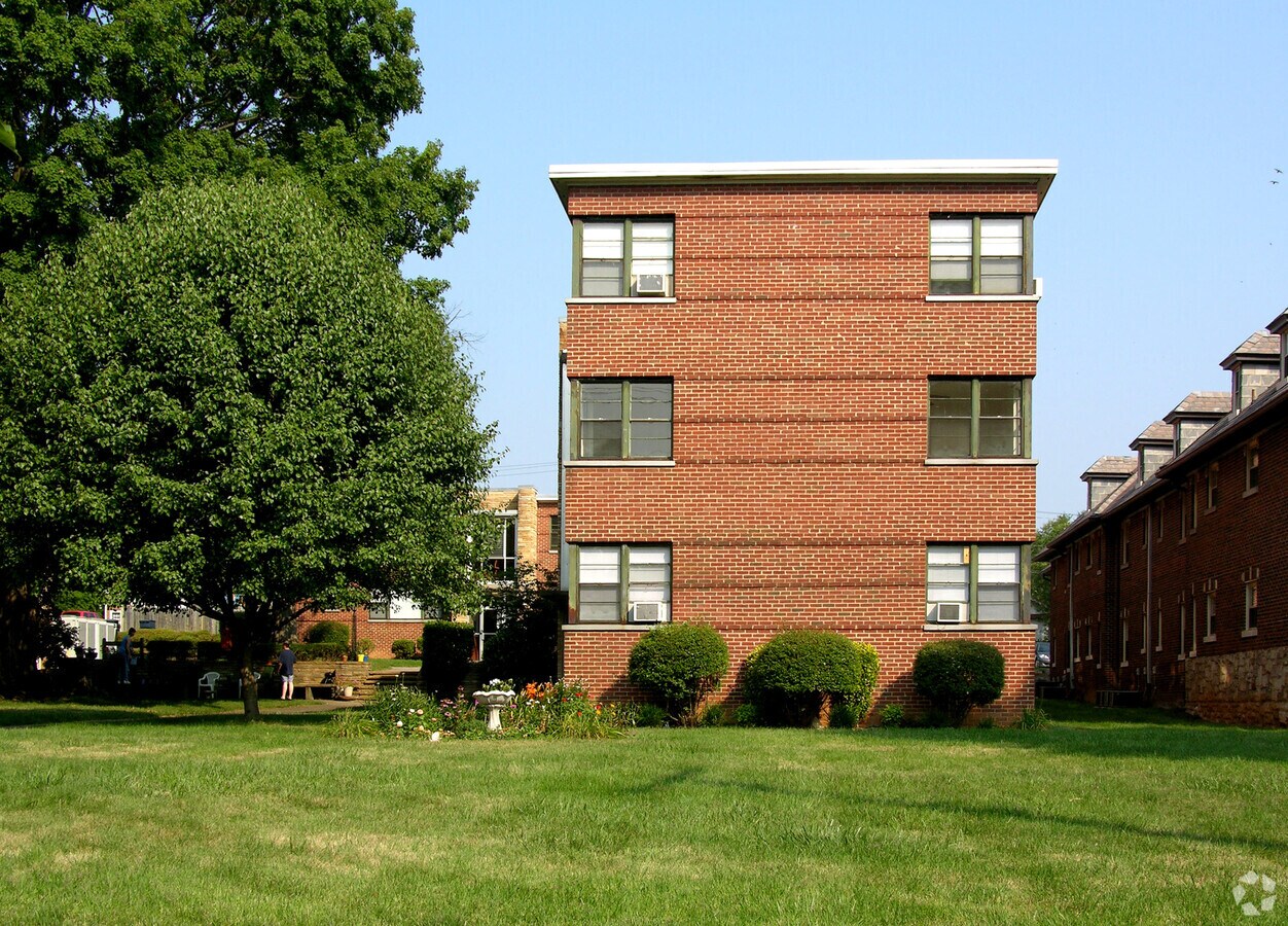 From Grandin Road to the east - 1821 Grandin Apartments