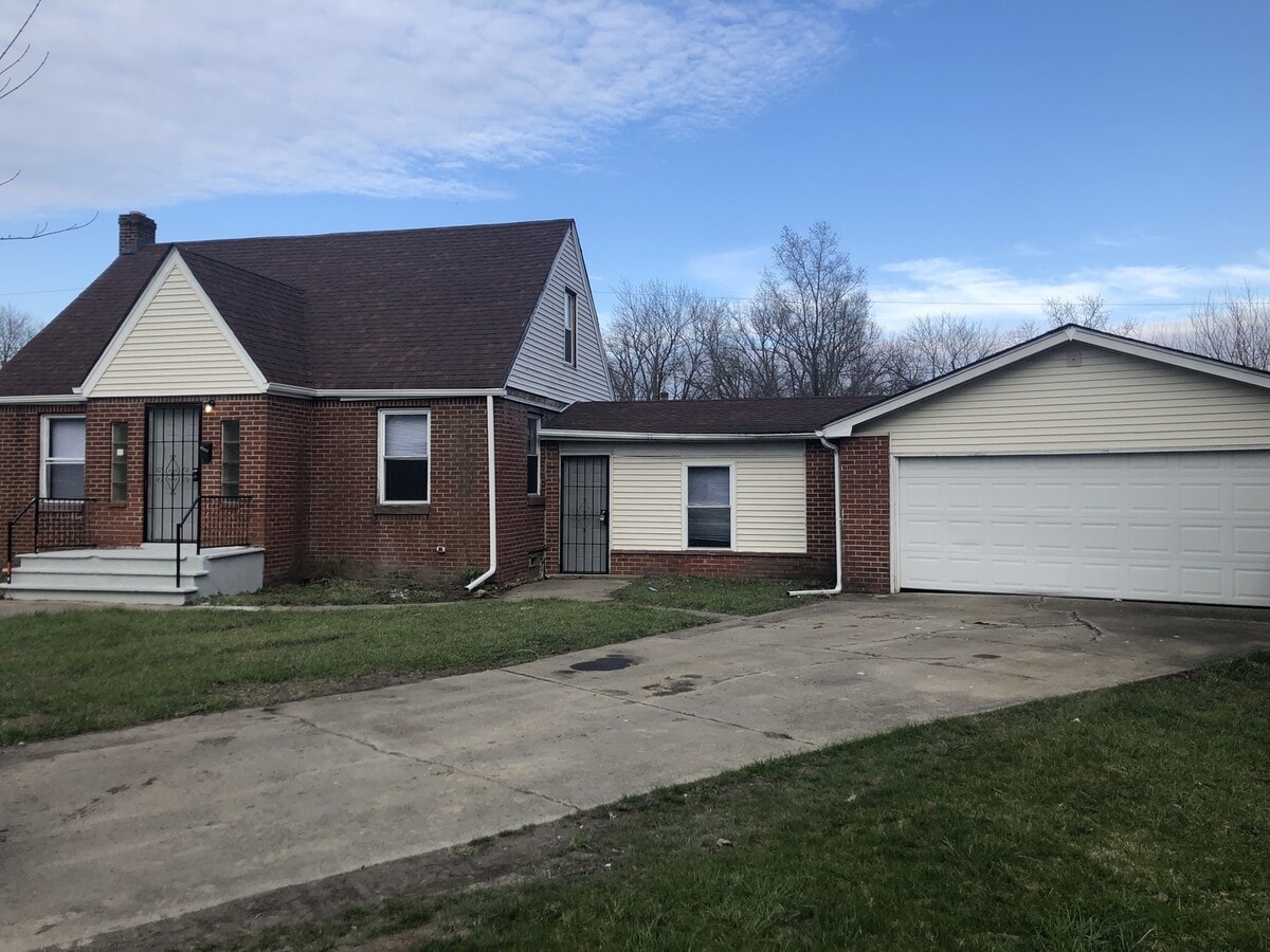 HUGE 3 BEDROOM AND ATTACHED 2 CAR GARAGE - HUGE 3 BEDROOM AND ATTACHED 2 CAR GARAGE