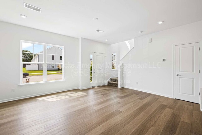 Photo - 16341 Leading St