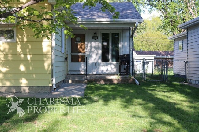 3004 S West Ave