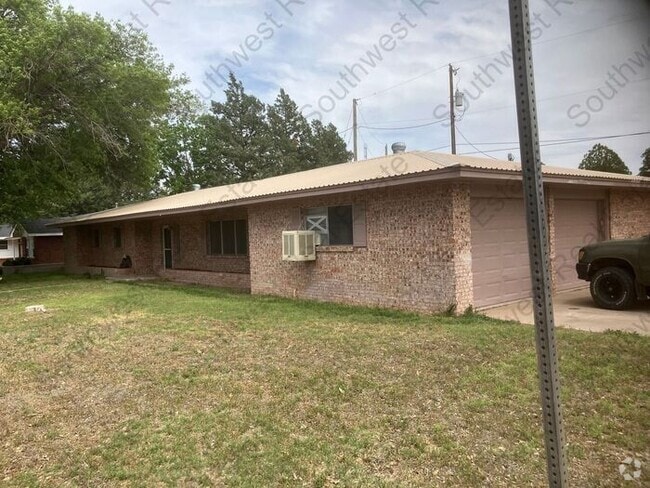 Building Photo - Spacious 3 bedroom, 2 bathroom home