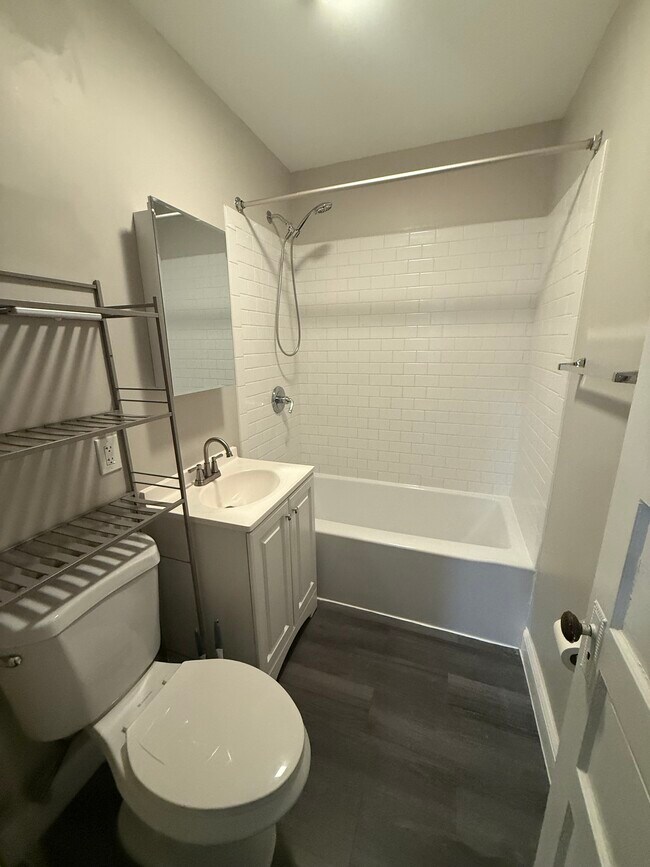 Baño de tamaño moderado - 46 Mooreland St Unidad 46 Mooreland Street