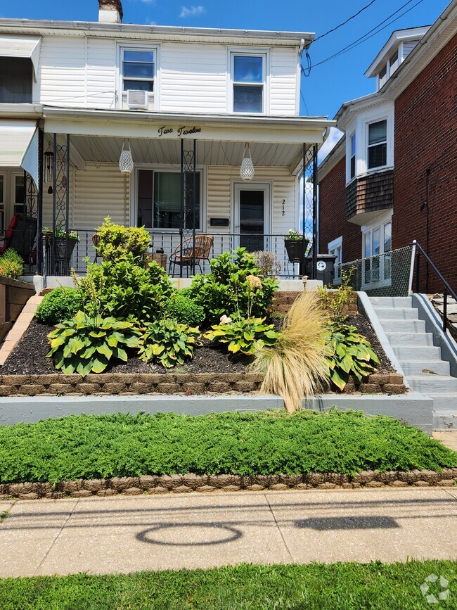 Landscaped Front Facade - 212 W 6th Ave Rental