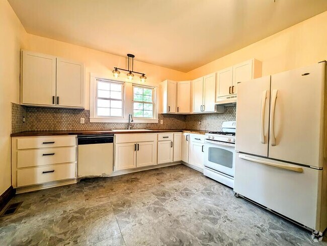 Building Photo - 604 8th Ave Rental