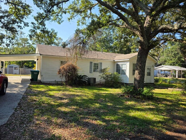 Building Photo - Darling home ready for you!