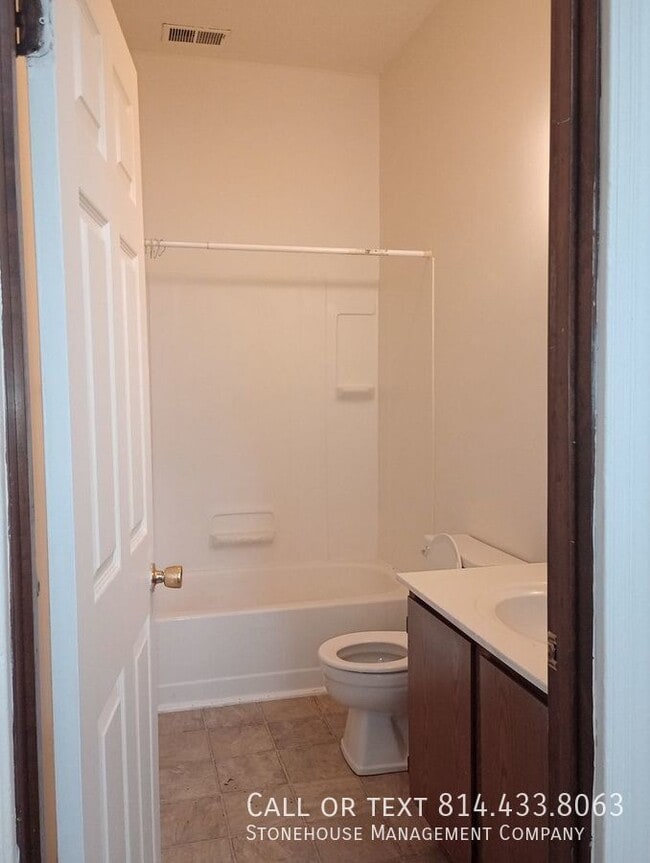 Photo - 354 W 7th St Unit 4