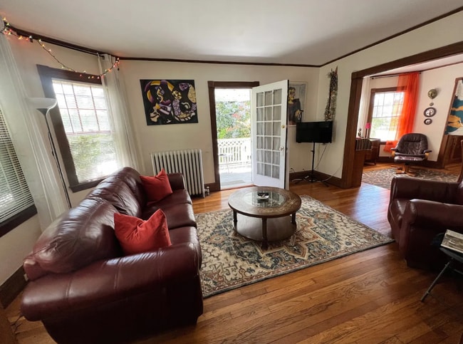 living room - 515 Heath St Townhome