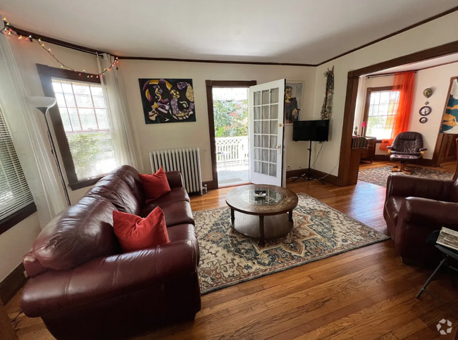 living room - 515 Heath St Rental