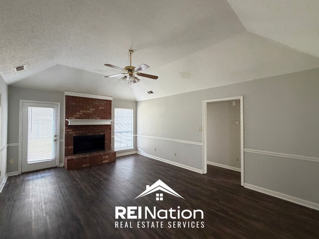 MEMPHIS CHARMER! | Vaulted Ceilings & Hardwood Floors | 3 Bed / 2 Bath & 2-Car Garage