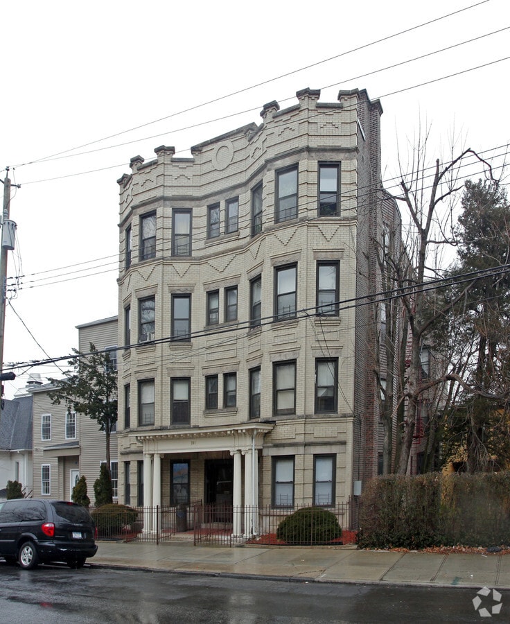 Photo - 201 N Broadway Apartments