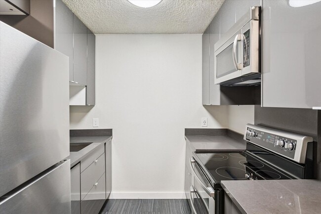 Building Photo - Pre-Lease Aug 2025 Remodeled 2 Bedroom 1 B...