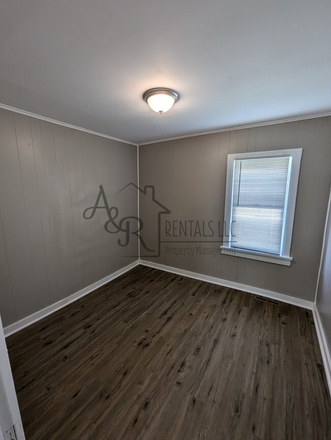 Photo - 908 E 8th St