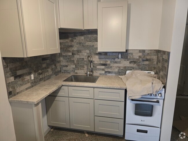 Building Photo - 2455 NE Dixie Hwy Unit B Rental