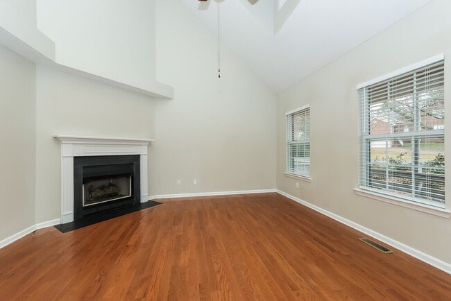 Photo - 1807 Meadowglen Cir