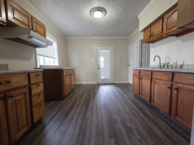 Photo - 13835 Barclay St