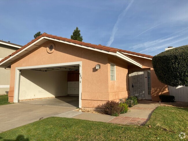 Building Photo - Spacious 2 Bedroom home with attached gara...