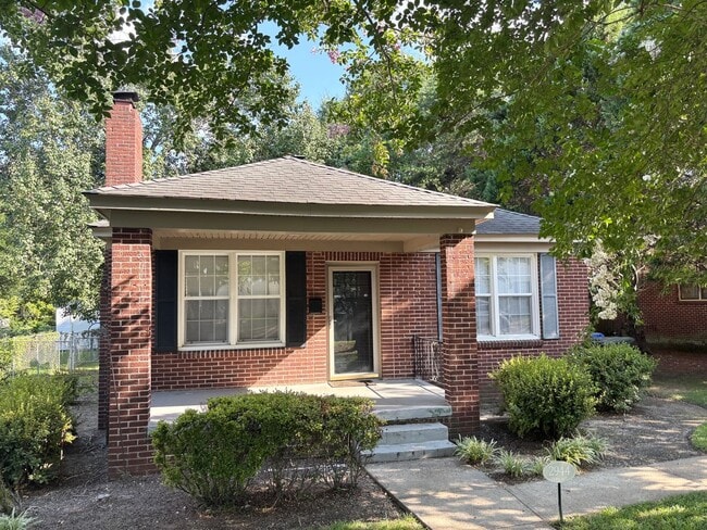 Building Photo - Cute Rosewood Bungalow