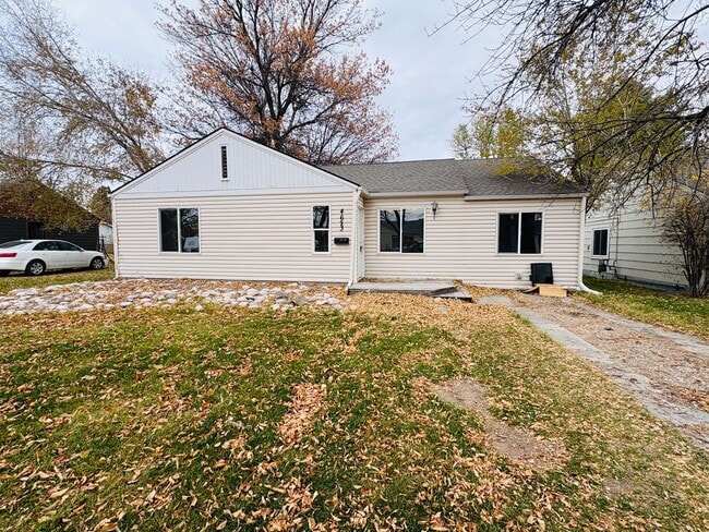 Photo - 3 bedroom 1 bathroom house with large yard!