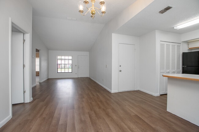 Photo - 142 Cascade St