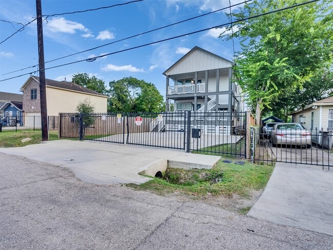 Photo - 819 E 40th St