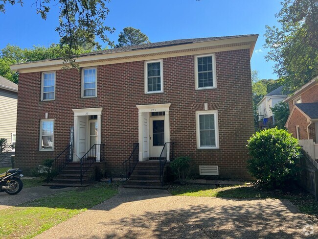Building Photo - Large spacious Townhouse just blocks from ...