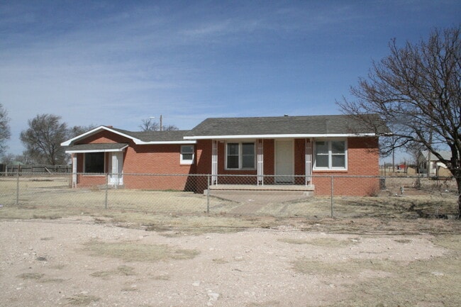 LARGE COUNTRY HOME NEAR ENMU - LARGE COUNTRY HOME NEAR ENMU