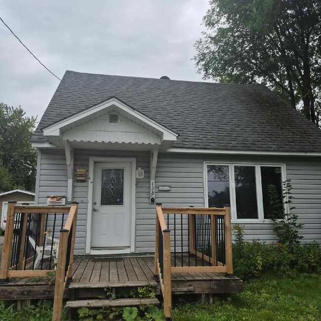Building Photo - 3 Bed / 1 Bath Home in Sault Ste. Marie – ...