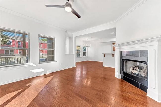 Sala de estar compartida en el piso principal - 754 N Wordsworth Ln