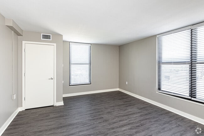 1BR, 1BA - 630SF - Living Room