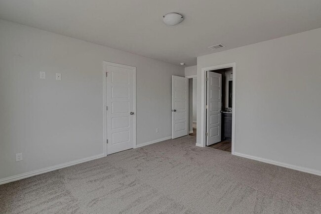 1136 E Broadway Ave