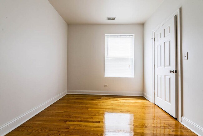 Photo - 6954 S Calumet Ave 326 E 70th St Chicago, IL 60637