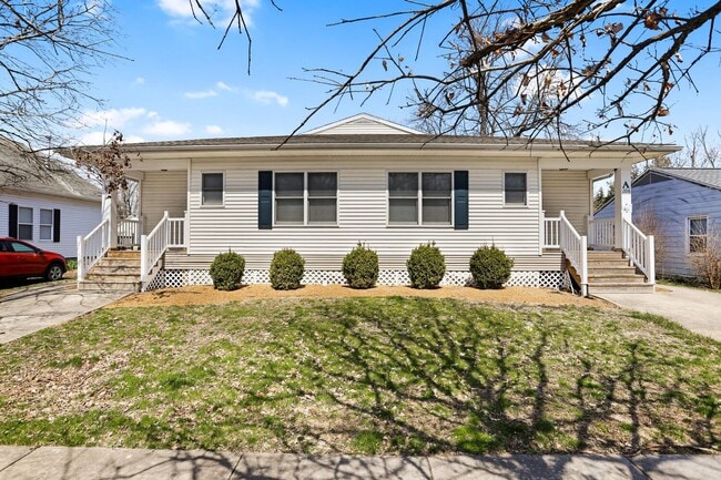 Photo - 4BD/4BA Duplex In Champaign Unit A