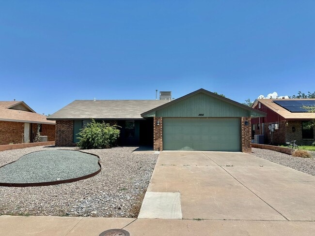 Building Photo - 3 Bdrm/2 Bath Home w/Refrigerated Air Clos...