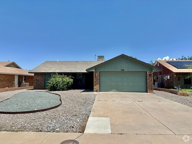 Building Photo - 3 Bdrm/2 Bath Home w/Refrigerated Air Clos...