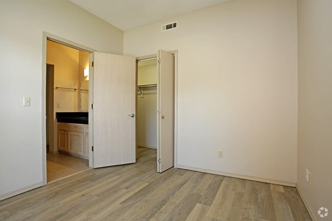 1BR, 1BA - 600 SF