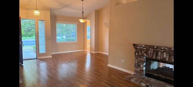 3143 Mariposa Ave