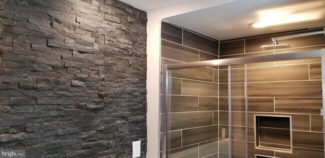 Photo - 8233 Lyndhurst St