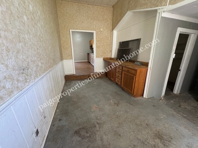 Photo - 4-bedroom, 3-bath Log Home in the Fairview area