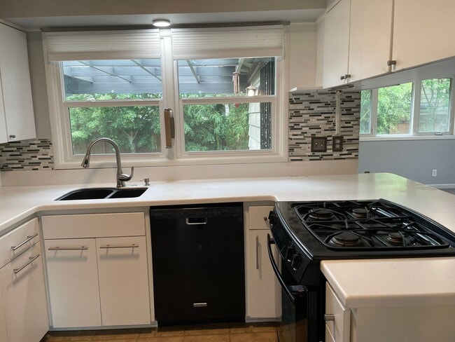 Photo - Spacious Mt Scott 3 bedroom house- Fenced backyard- Garage- W/D