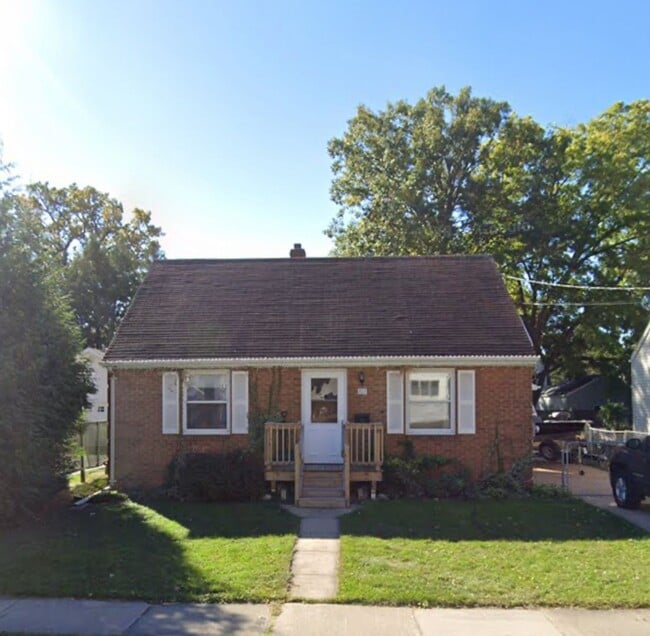 Building Photo - 3 bedrooms, 1 bathroom, 2 stall tandem garage Rental