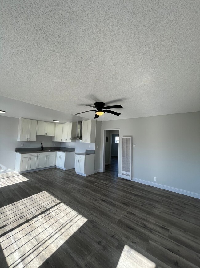 Building Photo - 1334 W 93rd St